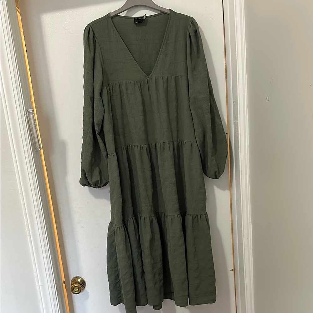 Elegant Green V-Neck Dress